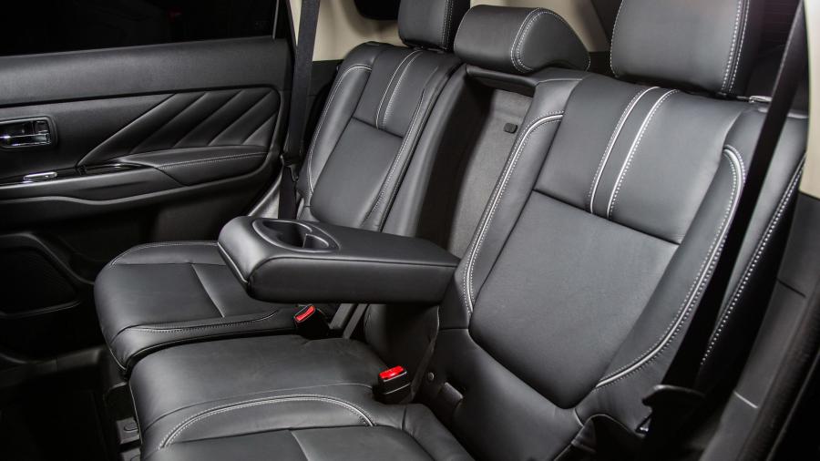 Интерьер Mitsubishi Outlander PHEV 2017 года  (NA) (фото 69 из 70)